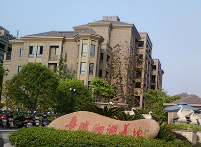 杭州地區(qū)樓宇對(duì)講系統(tǒng)是一種高效的安全管理工具，可以提升樓宇安全管理的效率。該系統(tǒng)可以實(shí)現(xiàn)樓宇內(nèi)部通訊、緊急呼叫、監(jiān)控等功能，有效地提高了樓宇的安全性和管理效率。該樓宇對(duì)講系統(tǒng)，可以快速響應(yīng)緊急情況，及時(shí)采取措施，保障人員和財(cái)產(chǎn)的安全。此外，該系統(tǒng)還具有易于安裝、操作簡(jiǎn)單、維護(hù)方便等優(yōu)點(diǎn)，是樓宇安全管理的理想選擇。